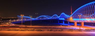 Birleşik Arap Emirlikleri, Dubai, yan görünüm Meydan Köprüsü gece, 23 Eylül 2016