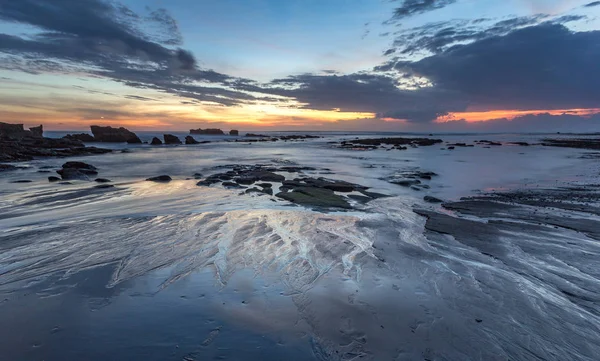 Patrones únicos y hermosos de la playa de Mengening en Bali durante la marea baja y la puesta del sol — Foto de Stock