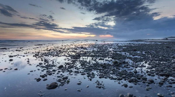 Paisaje de la playa rocosa de Mengening durante la marea baja — Foto de Stock