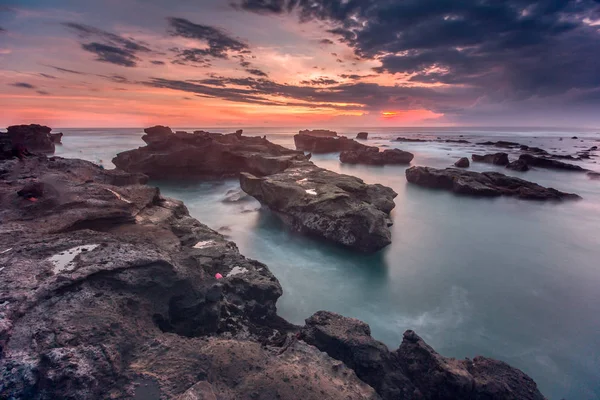 Impresionante puesta de sol en la playa de Mengening en Bali durante el verano — Foto de Stock