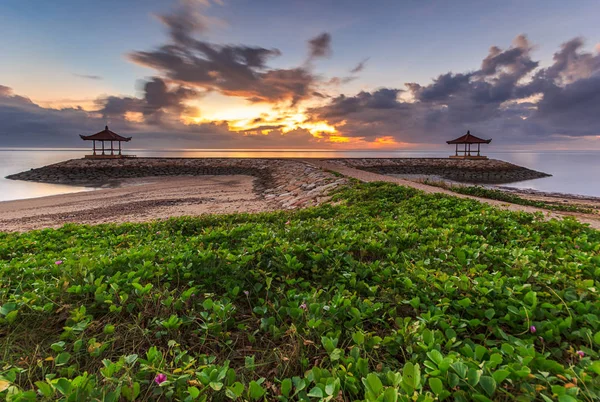 日の出のパンタイカランサヌール、バリ、インドネシア — ストック写真
