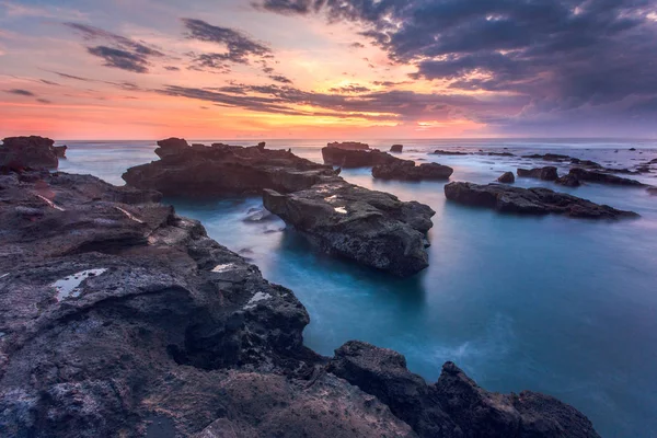 Paisaje del mar rocoso de la playa de Mengening, Bali — Foto de Stock