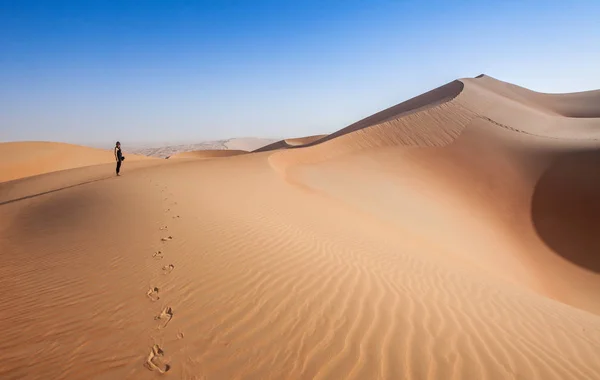 Отпечатки женских ног в арабской пустыне — стоковое фото