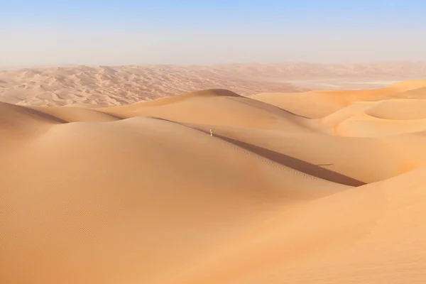 Араб в традиционном костюме прогуливается по Дюне в пустыне Лива — стоковое фото