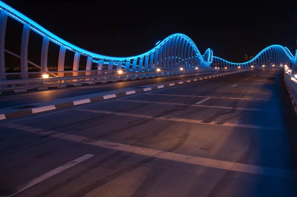 Émirats arabes unis, Dubaï, Vue du pont Meydan de nuit, 23r o — Photo