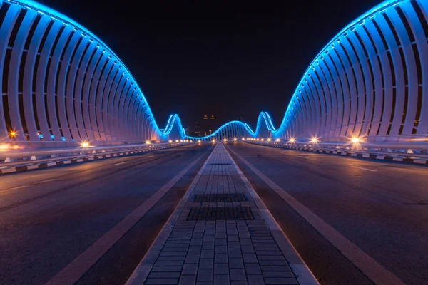 Emirados Árabes Unidos, Dubai, Vista de Meydan ponte à noite, 23rd — Fotografia de Stock