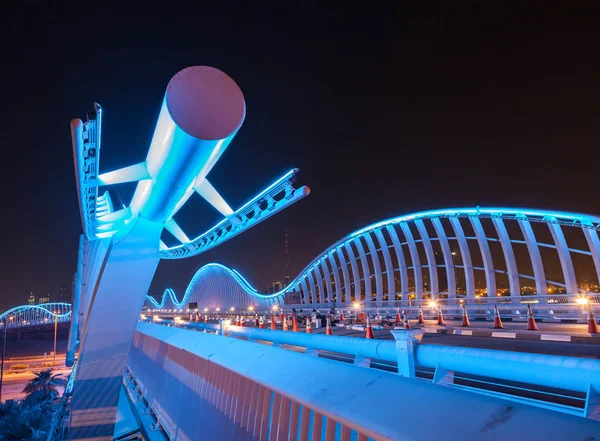 Emiratos Árabes Unidos, Dubai, Vista del puente de Meydan por la noche, 23 de septiembre de 2016 — Foto de Stock