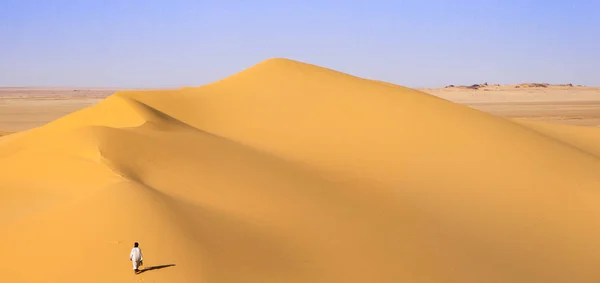 Туареги прогуливаются по дюне в пустыне Сахара в Алжире — стоковое фото