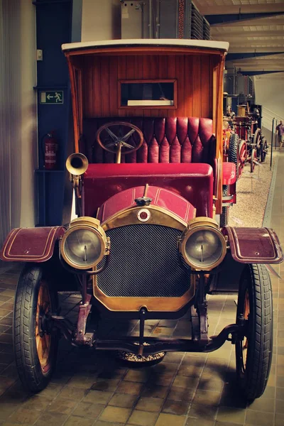 Старый, ретро-автомобиль — стоковое фото
