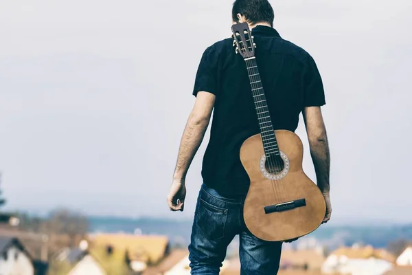 Adam gitar ile yalnız