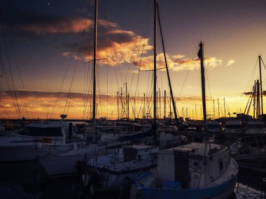 Gün batımında limanda tekneler