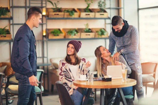 Encuentro de amigos felices en la cafetería — Foto de Stock