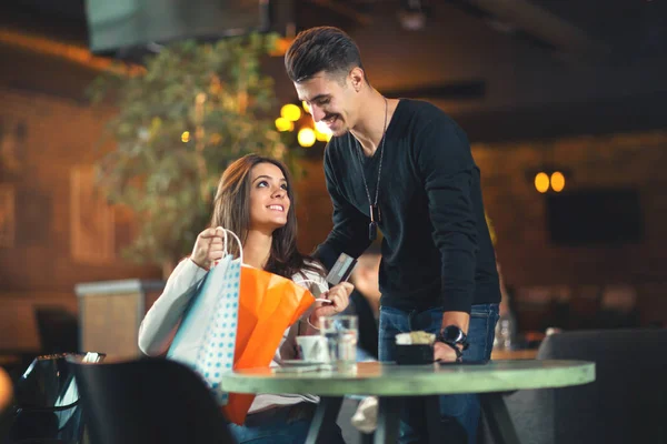 Zeit für einen Kaffee nach erfolgreichem Einkauf — Stockfoto