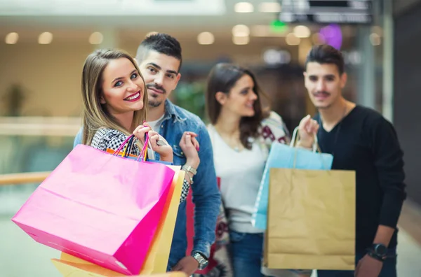 Groupe de jeunes amis faisant du shopping dans le centre commercial ensemble — Photo