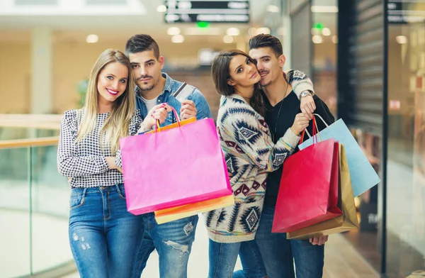 Groep van jonge vrienden samen winkelen in het winkelcentrum — Stockfoto
