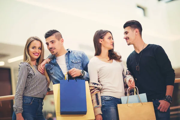 Gruppo di giovani amici shopping in centro commerciale insieme — Foto Stock