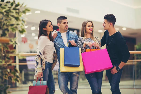 Groupe de jeunes amis faisant du shopping dans le centre commercial ensemble — Photo