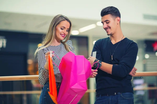 Ritratto di coppia felice con shopping bags — Foto Stock