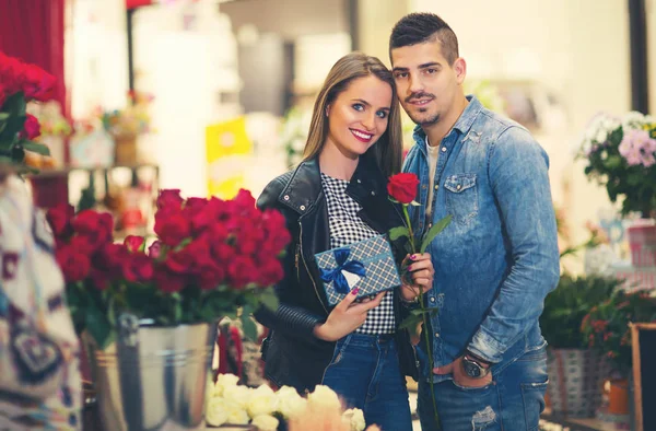 Relaciones, amor, concepto romántico - pareja joven feliz con flujo — Foto de Stock