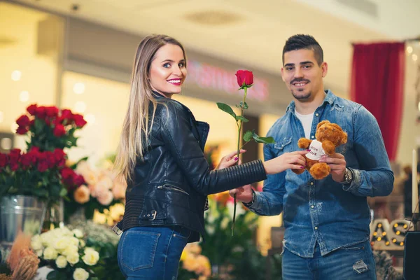 Relaciones, amor, concepto romántico - pareja joven feliz con flujo — Foto de Stock