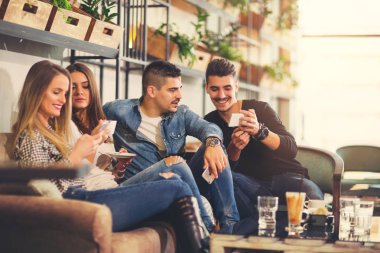 Bir grup genç insan bir kafede Toplantı.