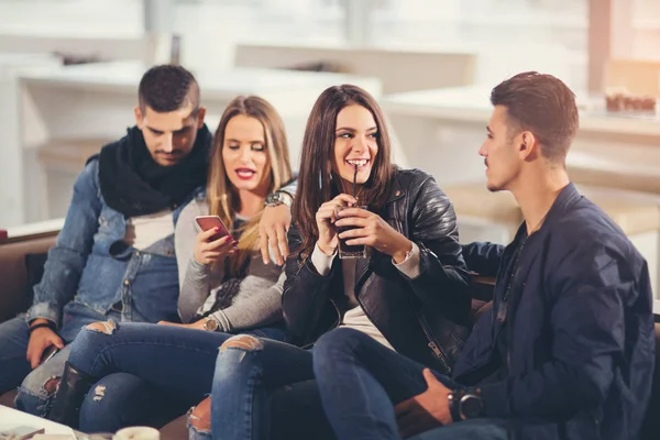 Jóvenes con estilo en el restaurante — Foto de Stock