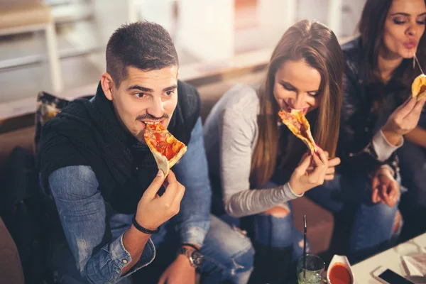 Jovens pessoas elegantes comer pizza — Fotografia de Stock