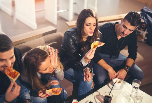 Jovens pessoas elegantes comer pizza — Fotografia de Stock