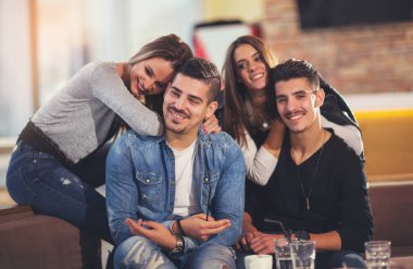 Restoranda iyi vakit geçiriyor genç arkadaşlar