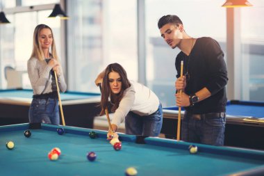 Bilardo oynayan genç arkadaş grubu