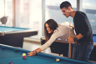 Bilardo oynayan genç arkadaş grubu