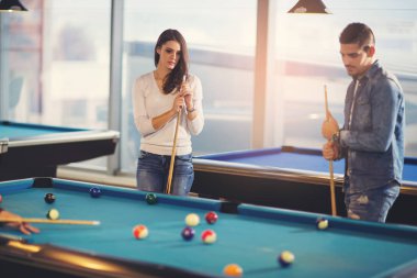 Bilardo oynayan genç arkadaş grubu
