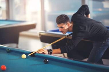 Yakışıklı adam havuz barda çalmaya