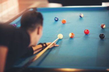 Yakışıklı adam havuz barda çalmaya