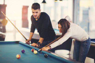 Bilardo oynayan genç arkadaş grubu