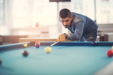 Yakışıklı adam havuz barda çalmaya