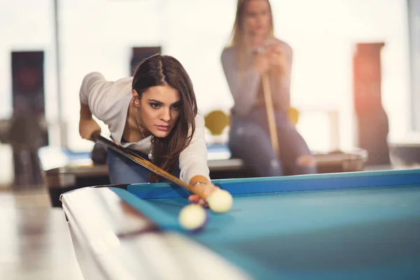 Jogador de bilhar closeup homem esfregando taco com giz, jogo de sinuca na  sala de jogos da piscina