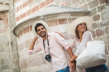 Genç kadın ve erkek turist şehir yürüyüş birlikte tatil Çift 