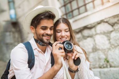 Turist çift şehri geziyor ve geziyor.
