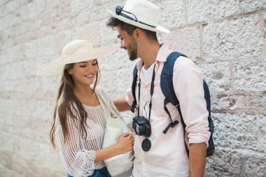 Turist çift şehri geziyor ve geziyor.