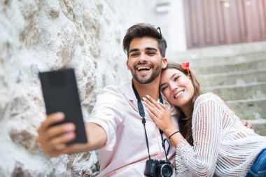 Genç hipster turist çift alarak selfie dijital tablet d ile