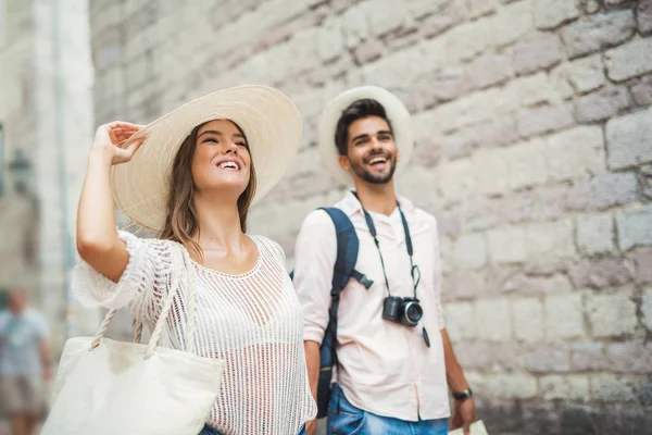 Turist par njuter av sightseeing och utforska staden — Stockfoto
