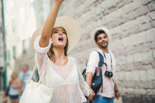 Tourist couple enjoying sightseeing and exploring city — Stock Photo, Image