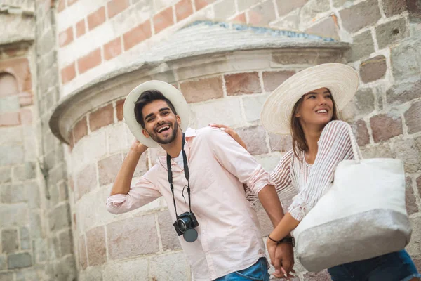 Genç kadın ve erkek turist şehir yürüyüş birlikte tatil Çift 