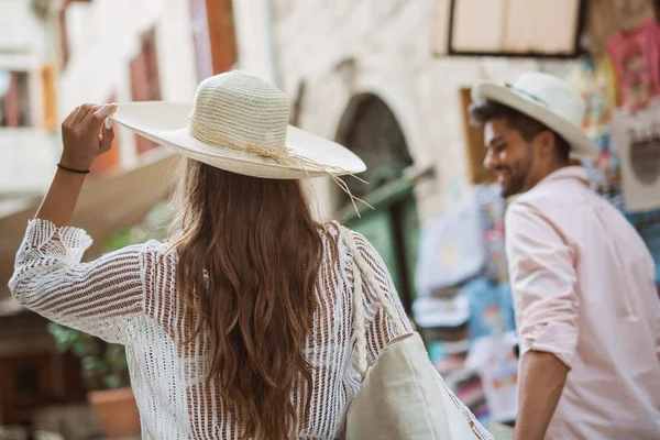 Genç kadın ve erkek turist şehir yürüyüş birlikte tatil Çift 