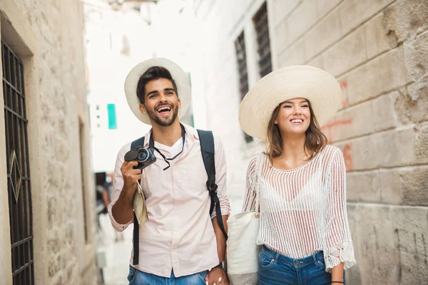 Pasangan muda wanita dan pria turis kota berjalan bersama-sama liburan — Stok Foto