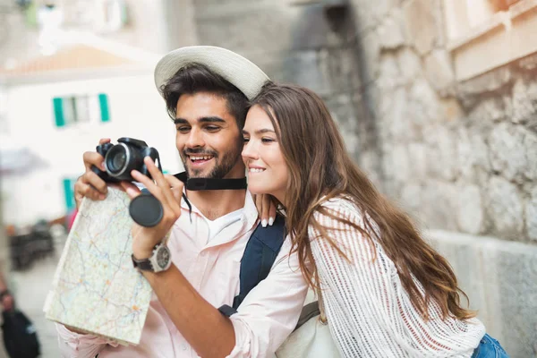 Pareja de turistas disfrutando de visitas turísticas y explorar la ciudad — Foto de Stock