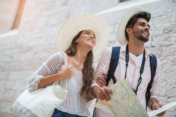 Tourist couple enjoying sightseeing and exploring city — Stock Photo, Image