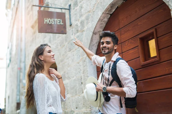 Tourist couple enjoying sightseeing and exploring city pointing — Stock Photo, Image