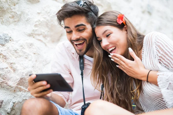 Merdivenlerde oturan ve tablet bilgisayar başında arıyor Romantik Çift